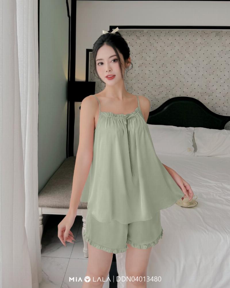 Mẫu đồ bộ đẹp sang trọng bằng lụa satin màu hồng nhạt, mang vẻ đẹp quý phái, thoải mái và tinh tế